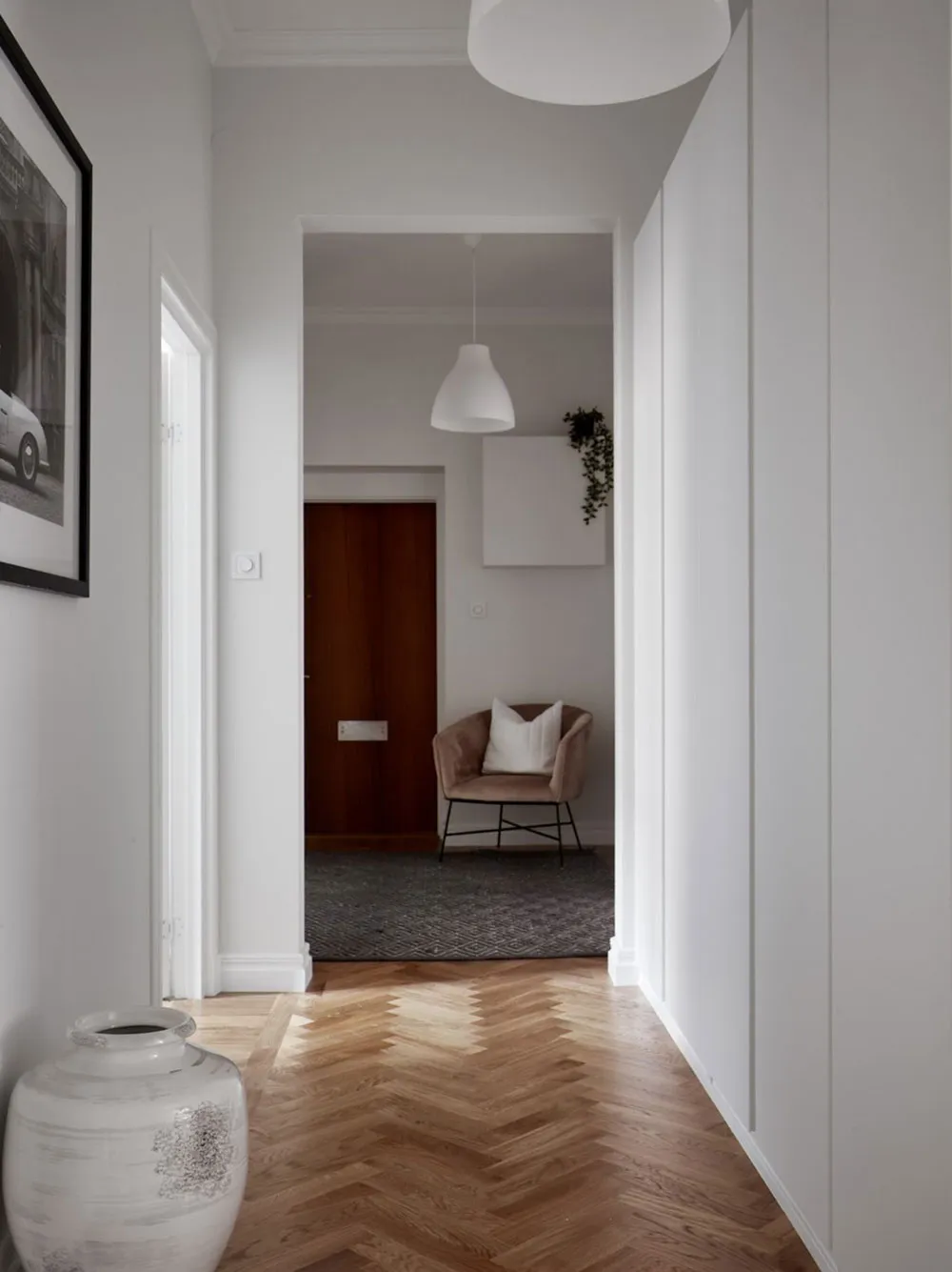 Heller skandinavischer Interior mit elegannten dunklen Akzenten - Gallery image 17