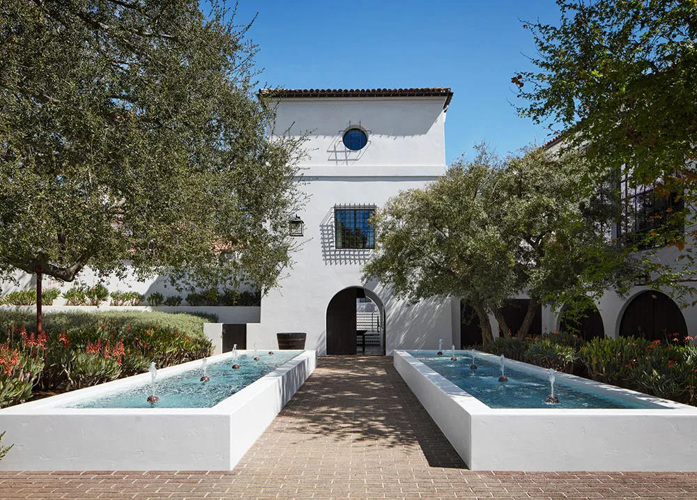 Eleganckie i nowoczesne wnętrza starożytnej fazendy w Kalifornii - Gallery image 1