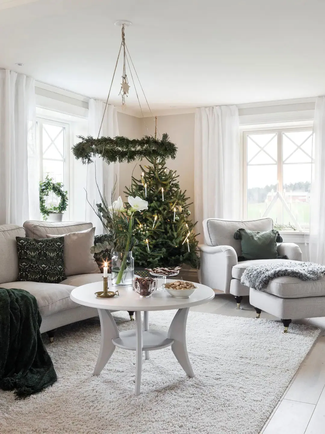 Maison suédoise blanche décorée pour les fêtes de fin d'année - Gallery image 10