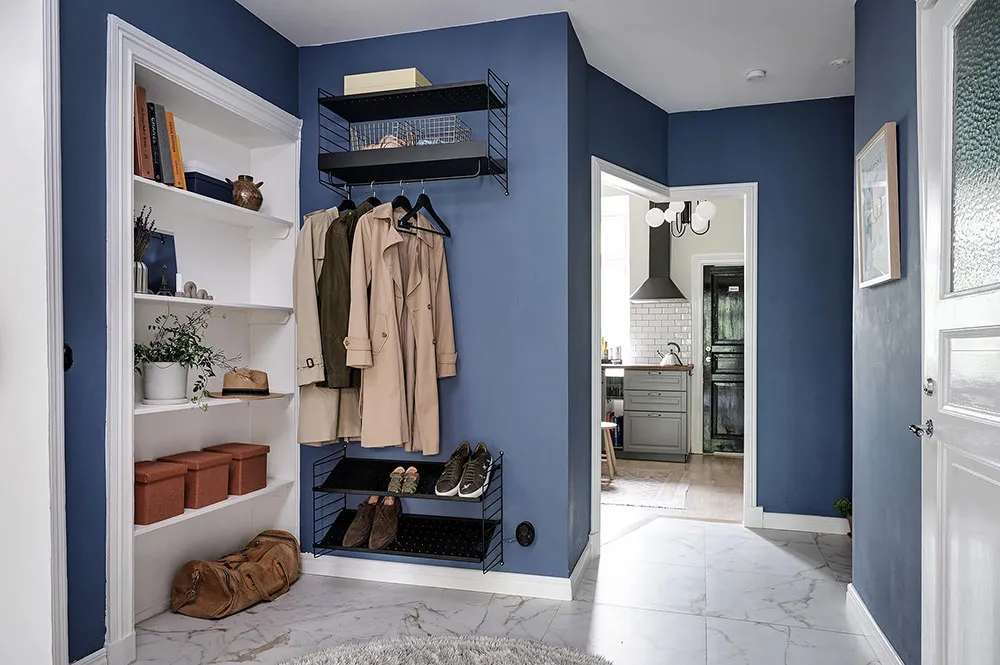 Różowa salon z niebieskim sofą: uroczy skandynawski mieszkanie w centenowym domu (105 m²) - Gallery image 27