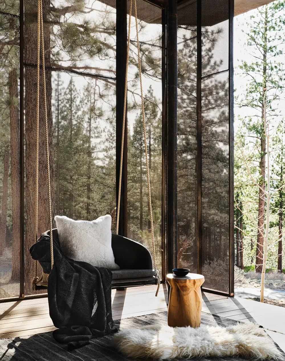 Grobheit dunkler Töne und Wärme natürlichen Holzes: Haus am Tahoe-See - Gallery image 11