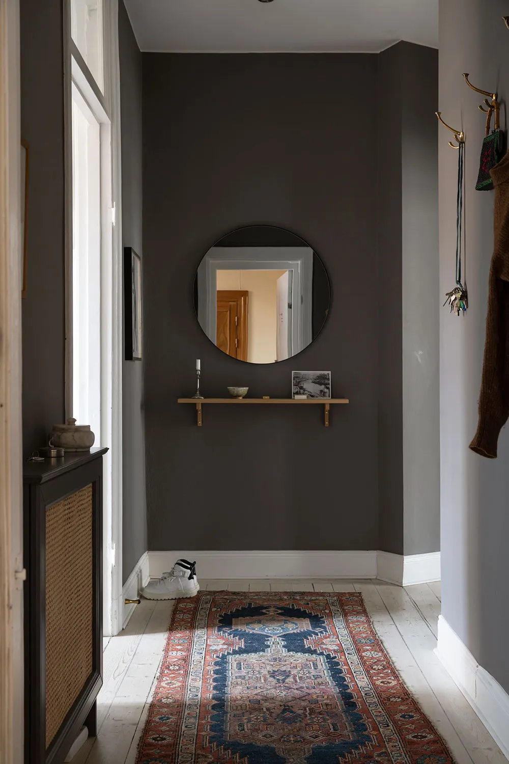 Приємний скандинавський інтер'єр у білих та зелених відтінках (57 кв. м) - Gallery image 25