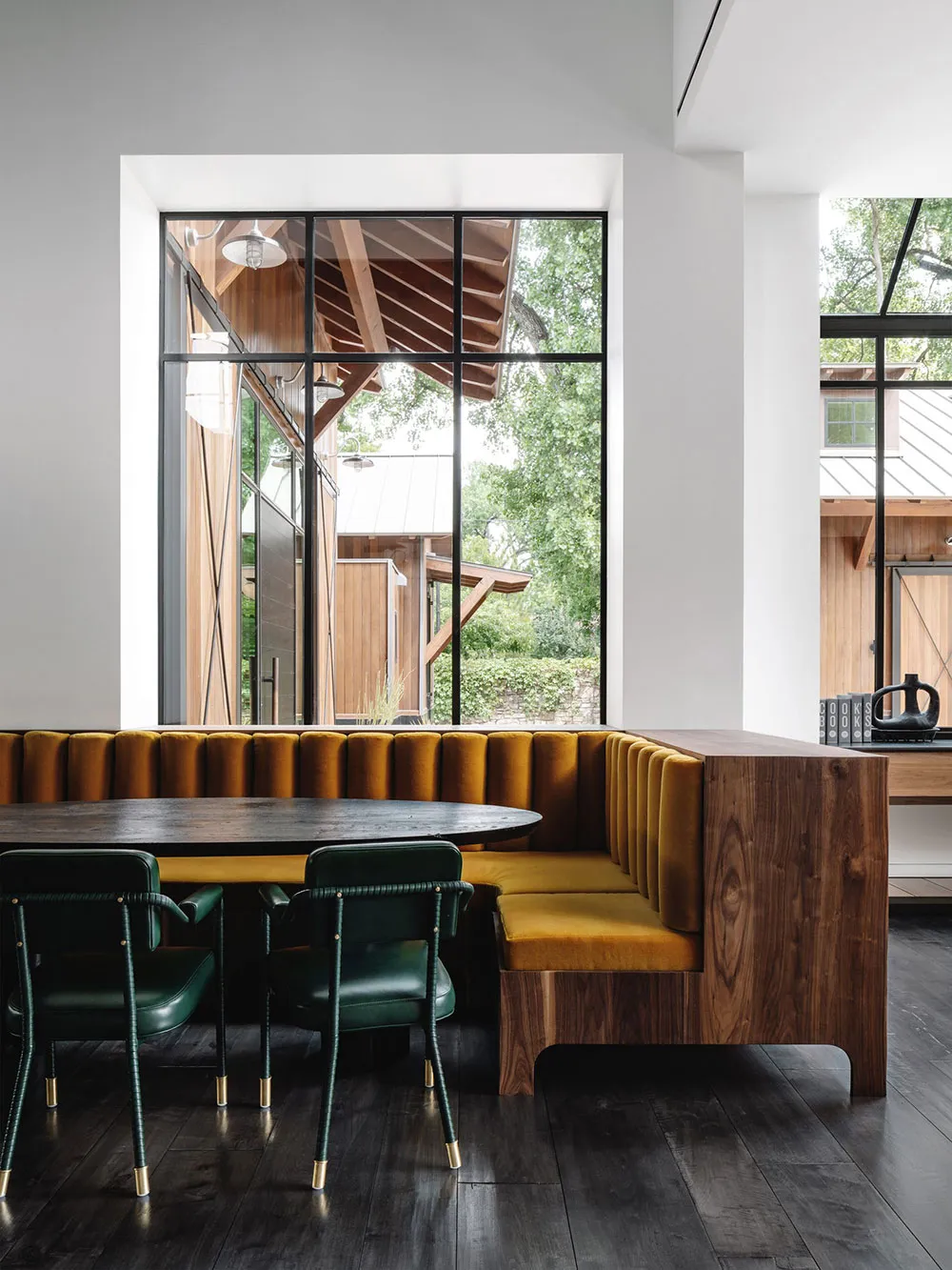 Espace imposant de maison familiale au style grange à Austin - Gallery image 3