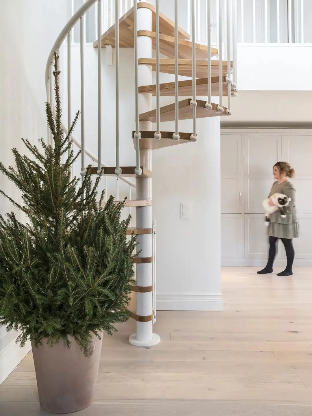 Maison suédoise blanche décorée pour les fêtes de fin d'année - Gallery image 11