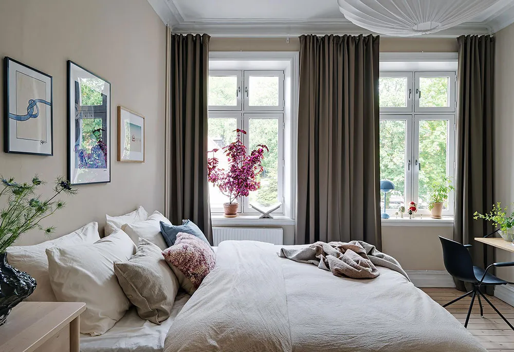 Różowa salon z niebieskim sofą: uroczy skandynawski mieszkanie w centenowym domu (105 m²) - Gallery image 12