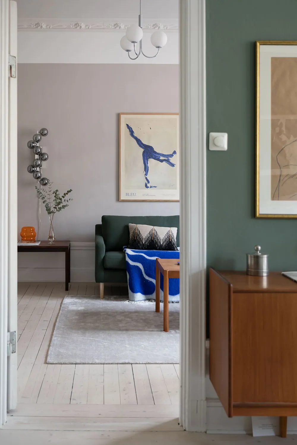 Приємний скандинавський інтер'єр у білих та зелених відтінках (57 кв. м) - Gallery image 9