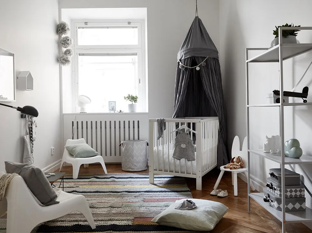 Heller skandinavischer Interior mit elegannten dunklen Akzenten - Gallery image 19