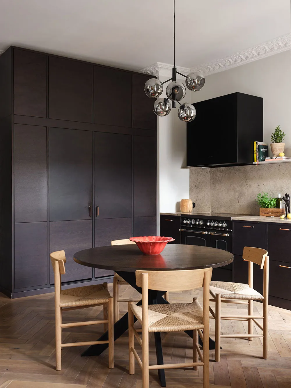 Необычная планировка і мансарда з терасою: приємна скандинавська квартира з інтригою - Gallery image 7