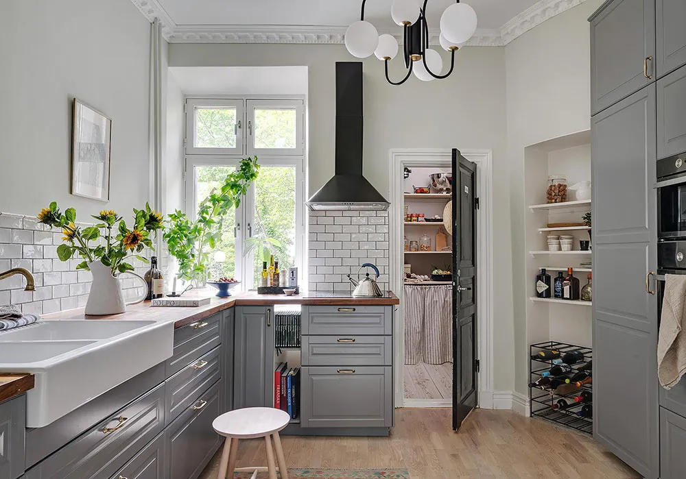 Różowa salon z niebieskim sofą: uroczy skandynawski mieszkanie w centenowym domu (105 m²) - Gallery image 24