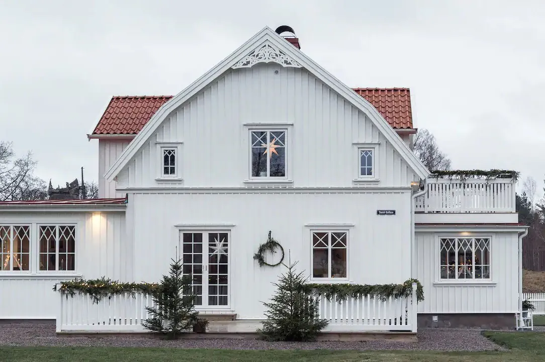 Maison suédoise blanche décorée pour les fêtes de fin d'année - Gallery image 19