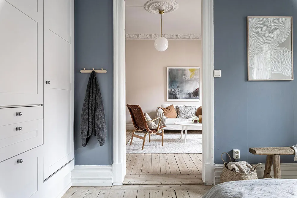 Light and Warm Living Room and Atmosphere Blue Bedroom: Apartment in Gothenburg (52 sqm) - Gallery image 11