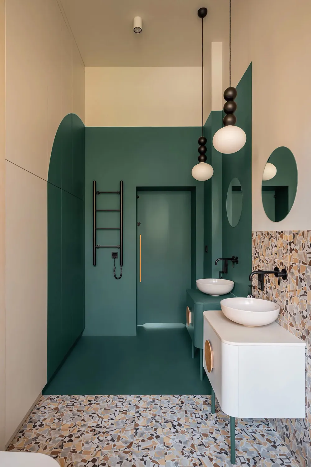 Cocina destacada, puertas vintage y techos altos: apartamento en Wrocław - Gallery image 15