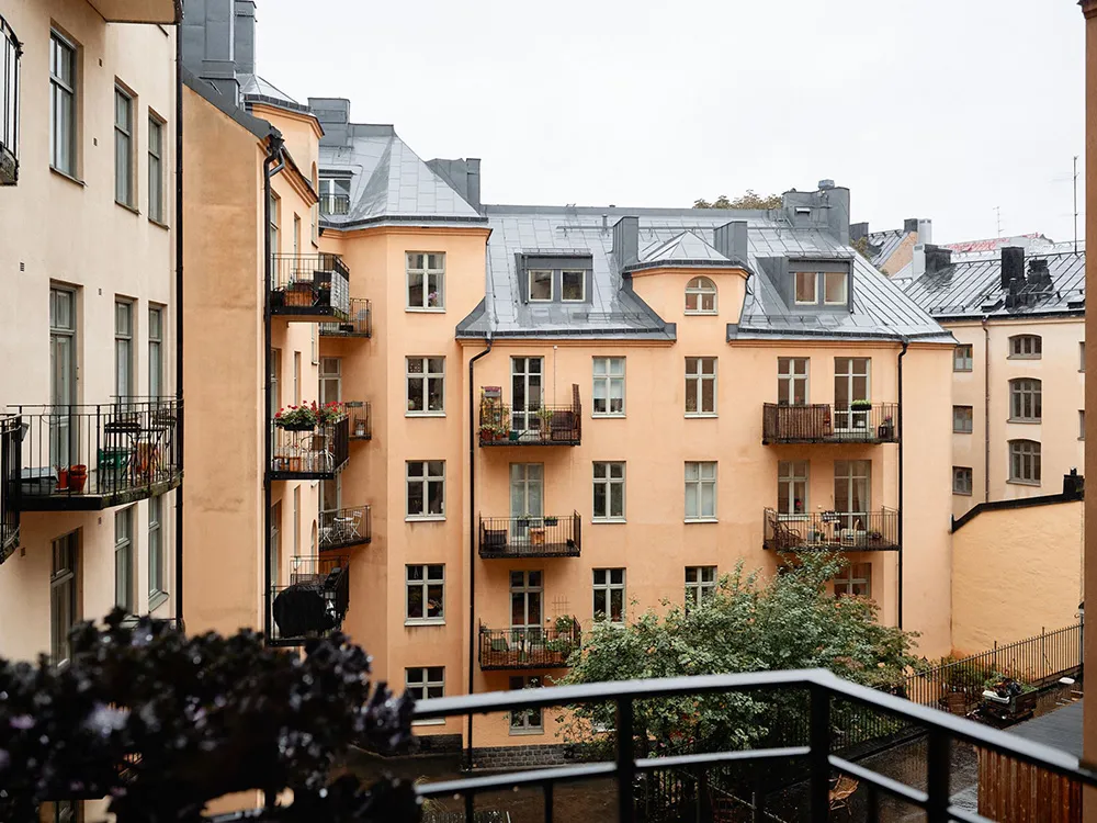 Незвичайні фарби та квіткові мотиви: радісний інтер’єр у Стокгольмі - Gallery image 32