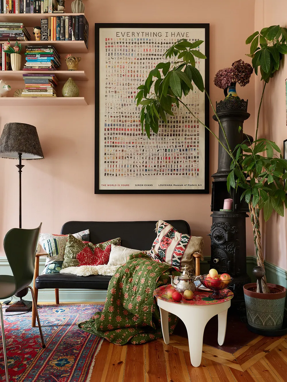 Незвичайні фарби та квіткові мотиви: радісний інтер’єр у Стокгольмі - Gallery image 1