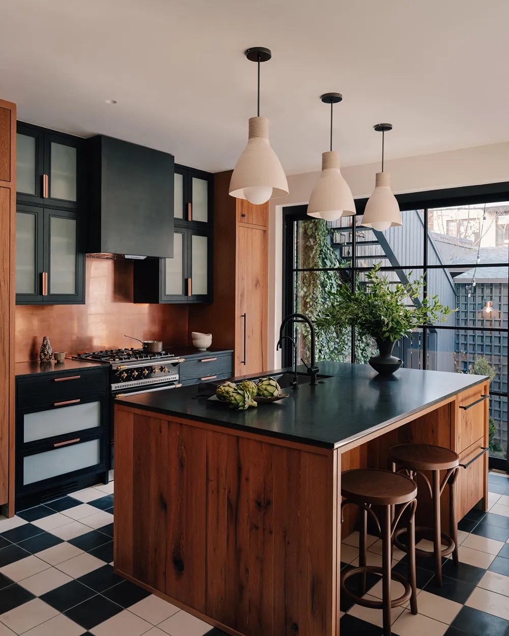 Fashionable Interior in a Townhouse in New York, Reminiscent of a Cozy Hotel - Gallery image 3