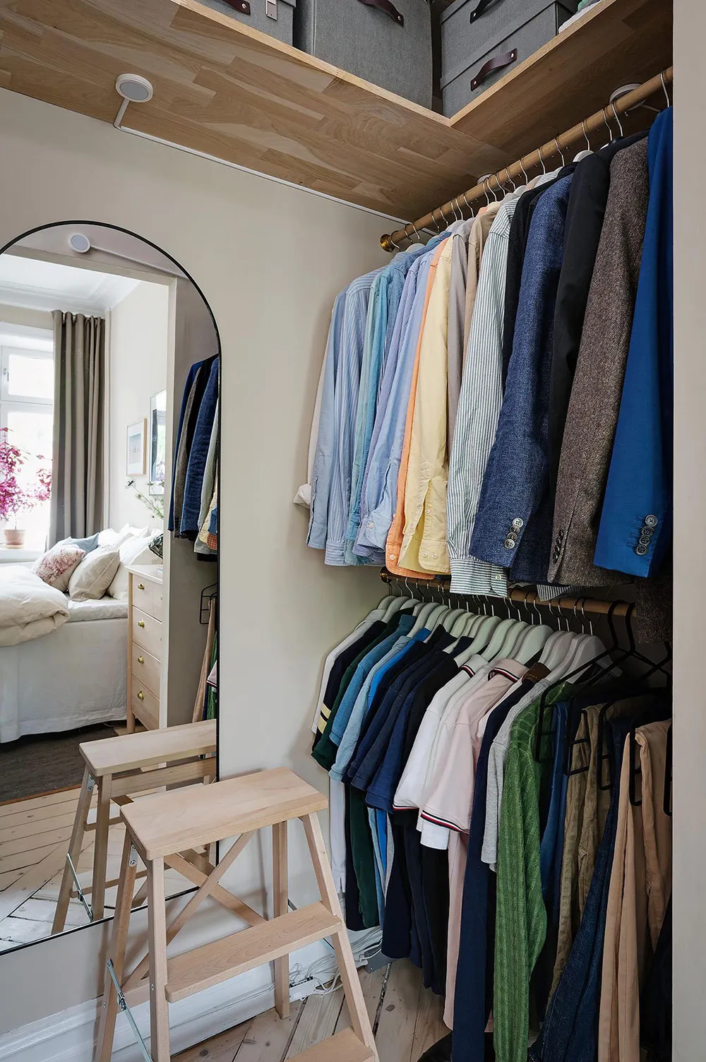 Różowa salon z niebieskim sofą: uroczy skandynawski mieszkanie w centenowym domu (105 m²) - Gallery image 10