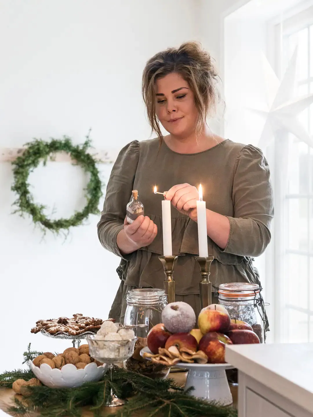 Maison suédoise blanche décorée pour les fêtes de fin d'année - Gallery image 12