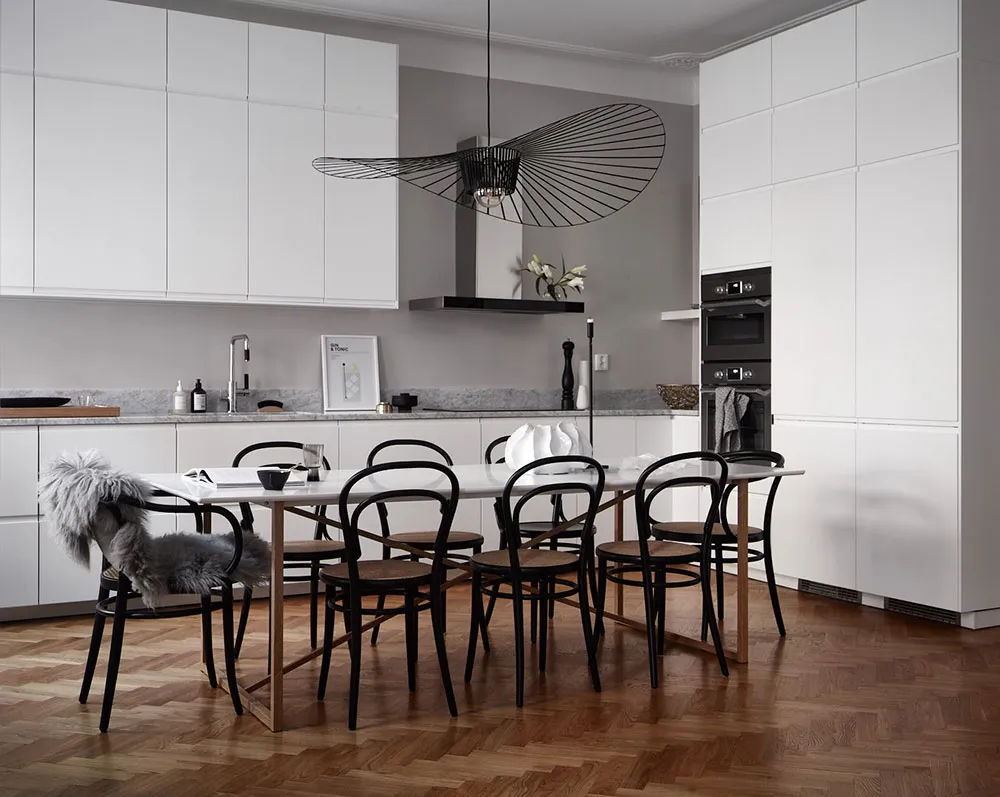 Heller skandinavischer Interior mit elegannten dunklen Akzenten - Gallery image 6