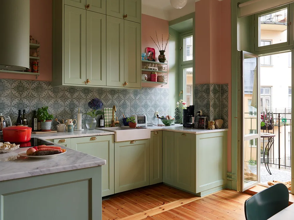 Незвичайні фарби та квіткові мотиви: радісний інтер’єр у Стокгольмі - Gallery image 6