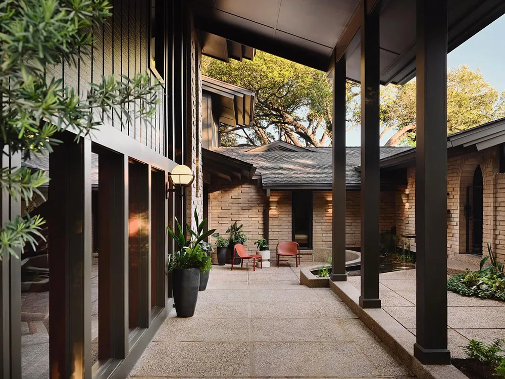 Elegancki dom mid century na tle natury: nowy projekt Joanny i Chipa Gains - Gallery image 23