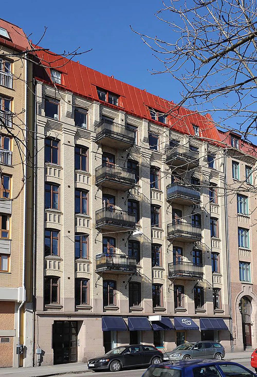 Różowa salon z niebieskim sofą: uroczy skandynawski mieszkanie w centenowym domu (105 m²) - Gallery image 31