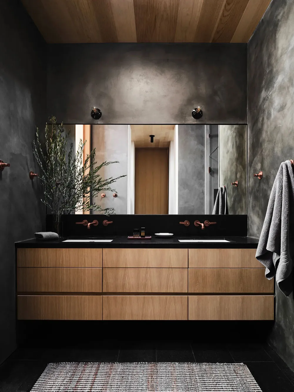 Grobheit dunkler Töne und Wärme natürlichen Holzes: Haus am Tahoe-See - Gallery image 16