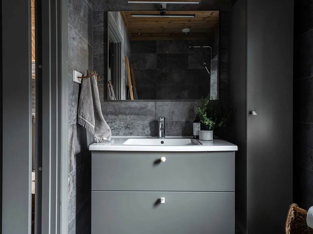 Chalet scandinave dans des tons sombres - Gallery image 11