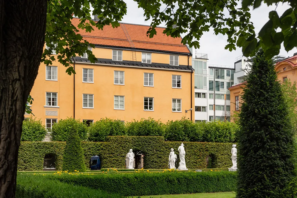 Цветные стены и обои: живой интерьер в старом доме в Стокгольме - Gallery image 29