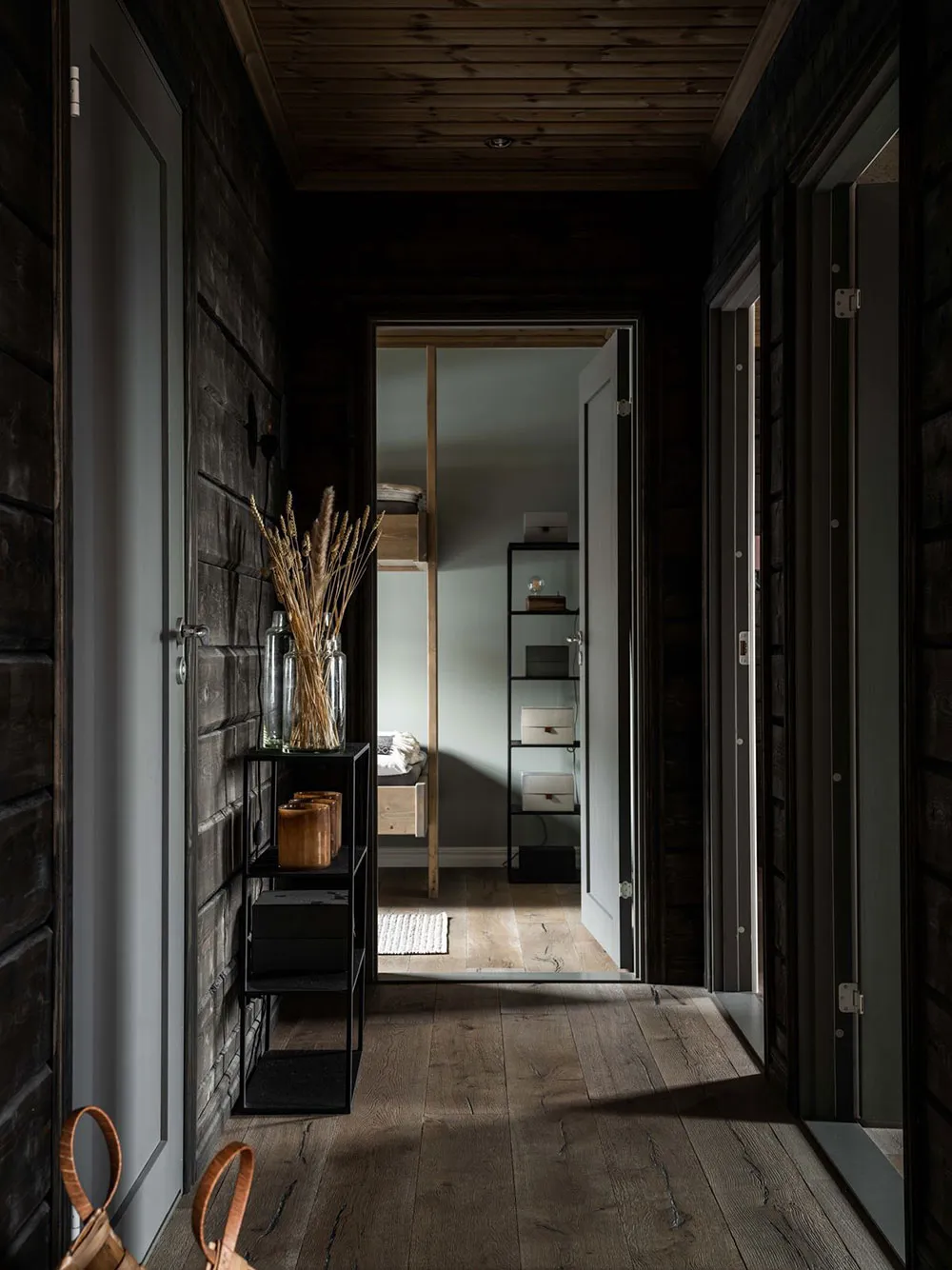 Chalet scandinave dans des tons sombres - Gallery image 14