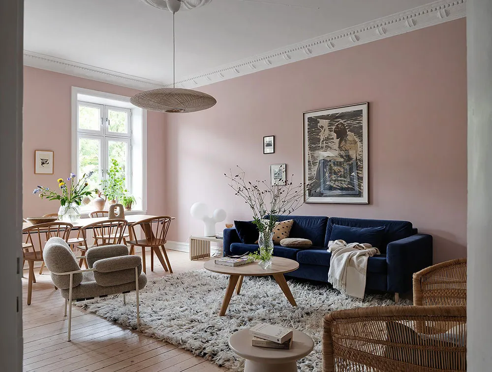 Różowa salon z niebieskim sofą: uroczy skandynawski mieszkanie w centenowym domu (105 m²) - Gallery image 28