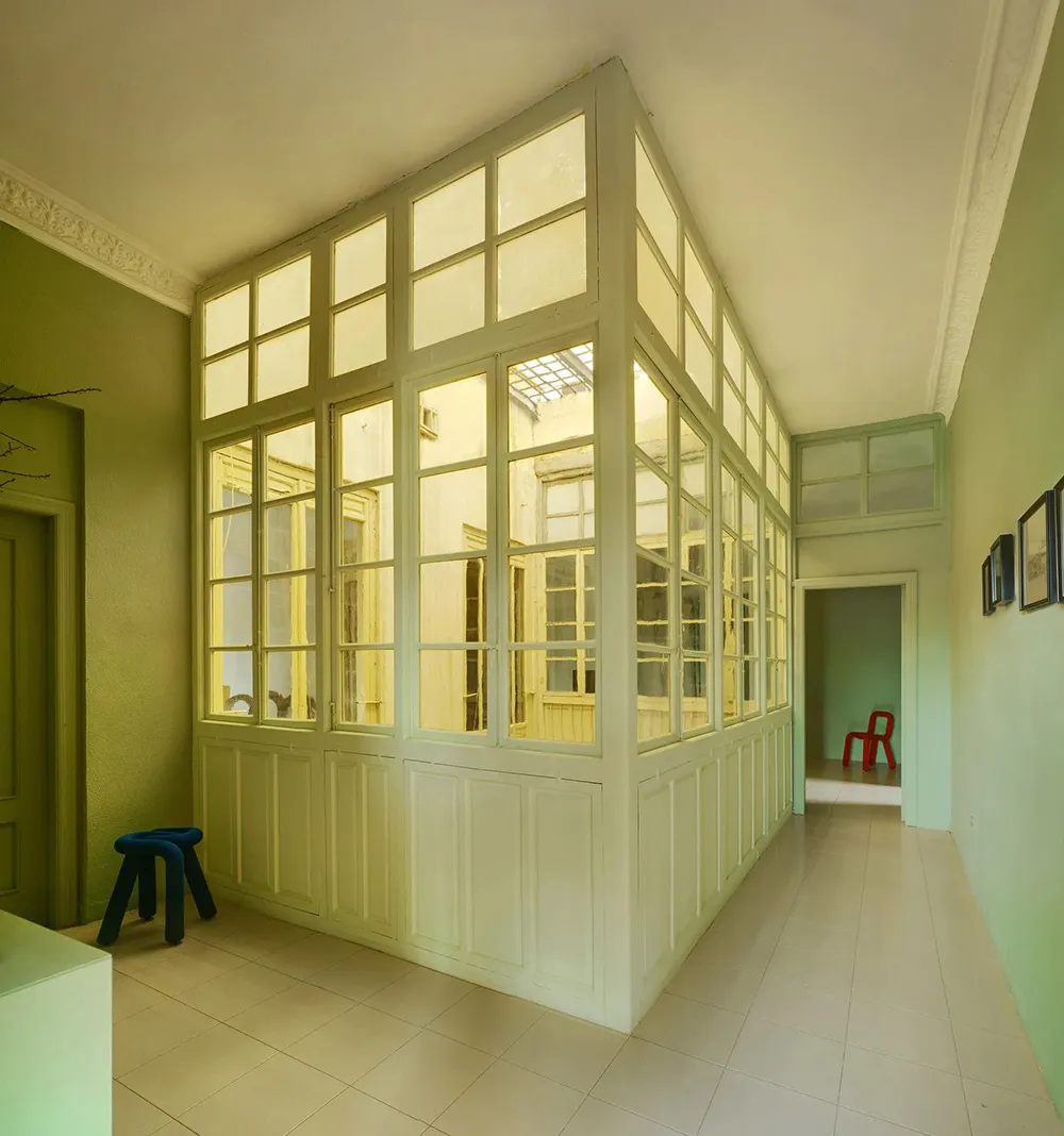 Великолепні класичні деталі в квартирі молодих дизайнерів у Мурсії - Gallery image 11