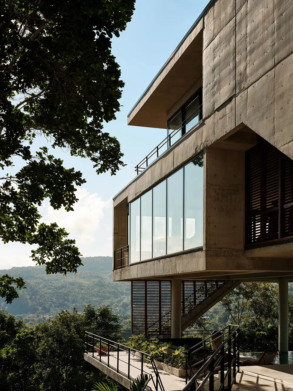 Brytalski dom znanej osoby muzycznej w dżungli Jamajki - Gallery image 6