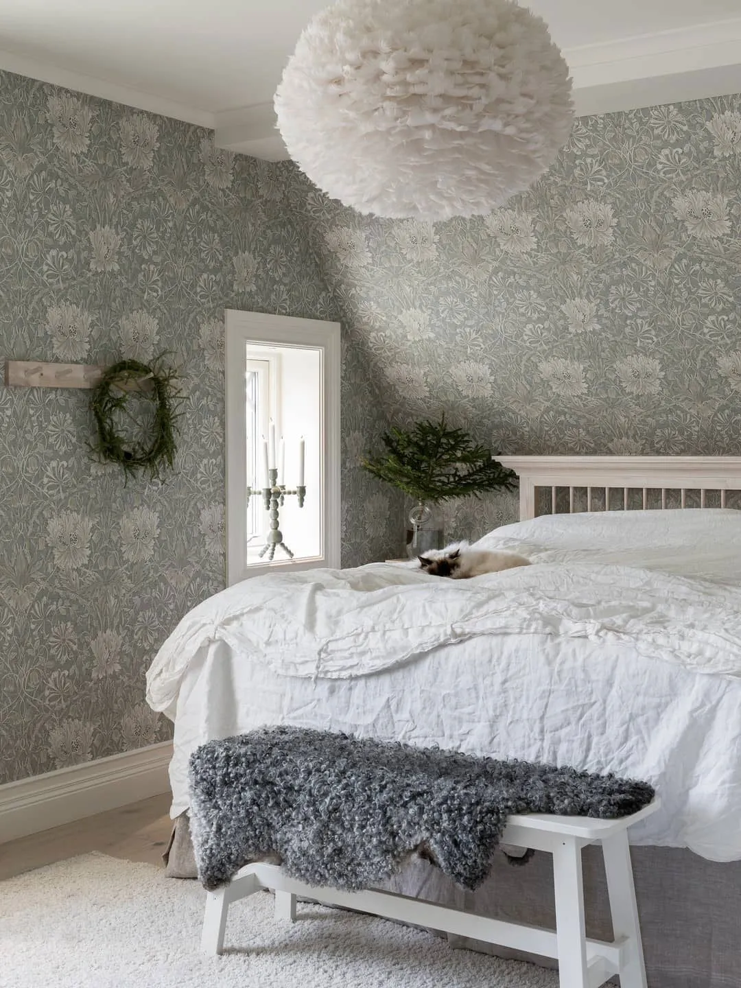 Maison suédoise blanche décorée pour les fêtes de fin d'année - Gallery image 16