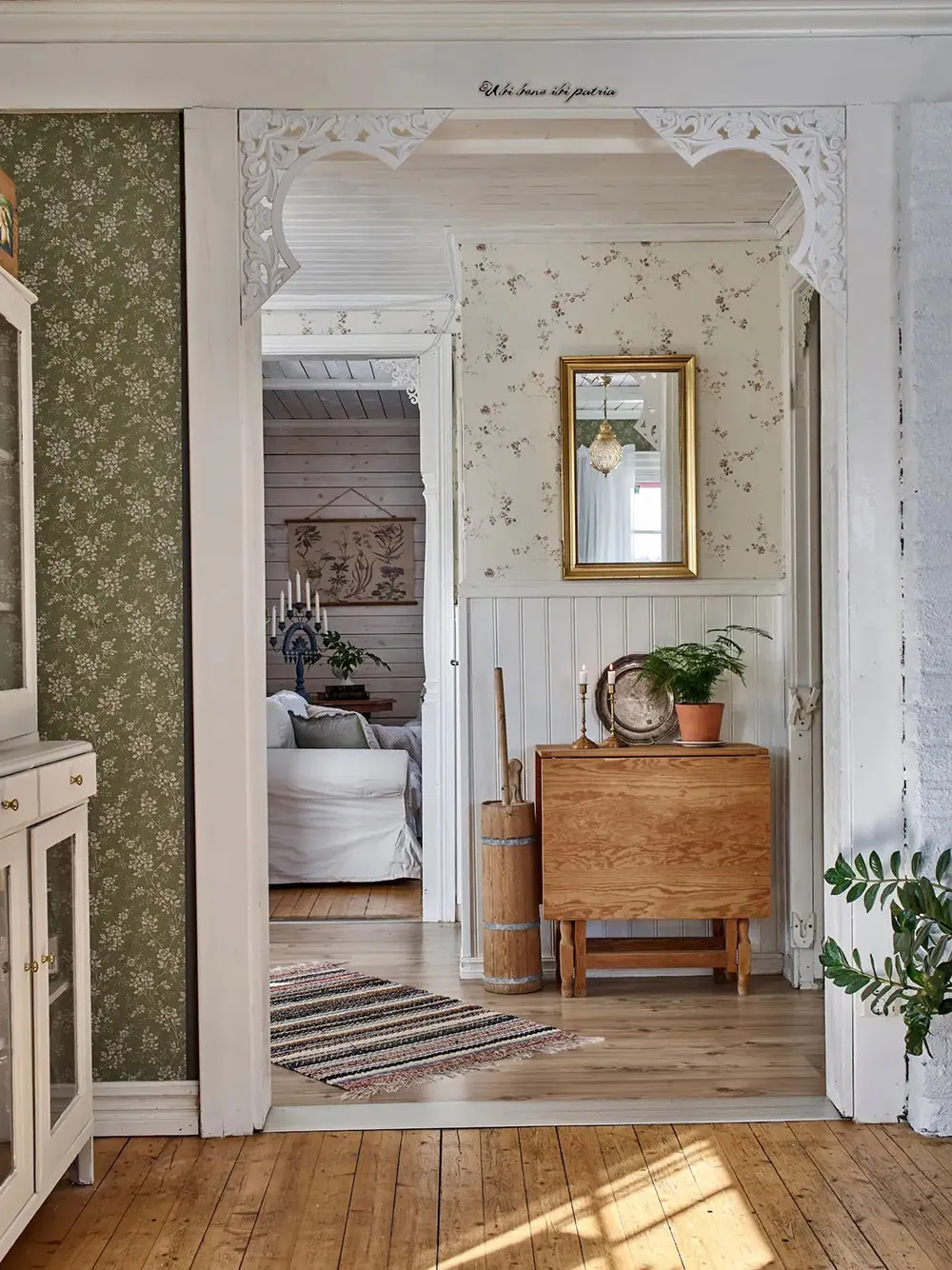 Стіни з обоями та знахідки з блошиних ринків: дача в Швеції - Gallery image 8