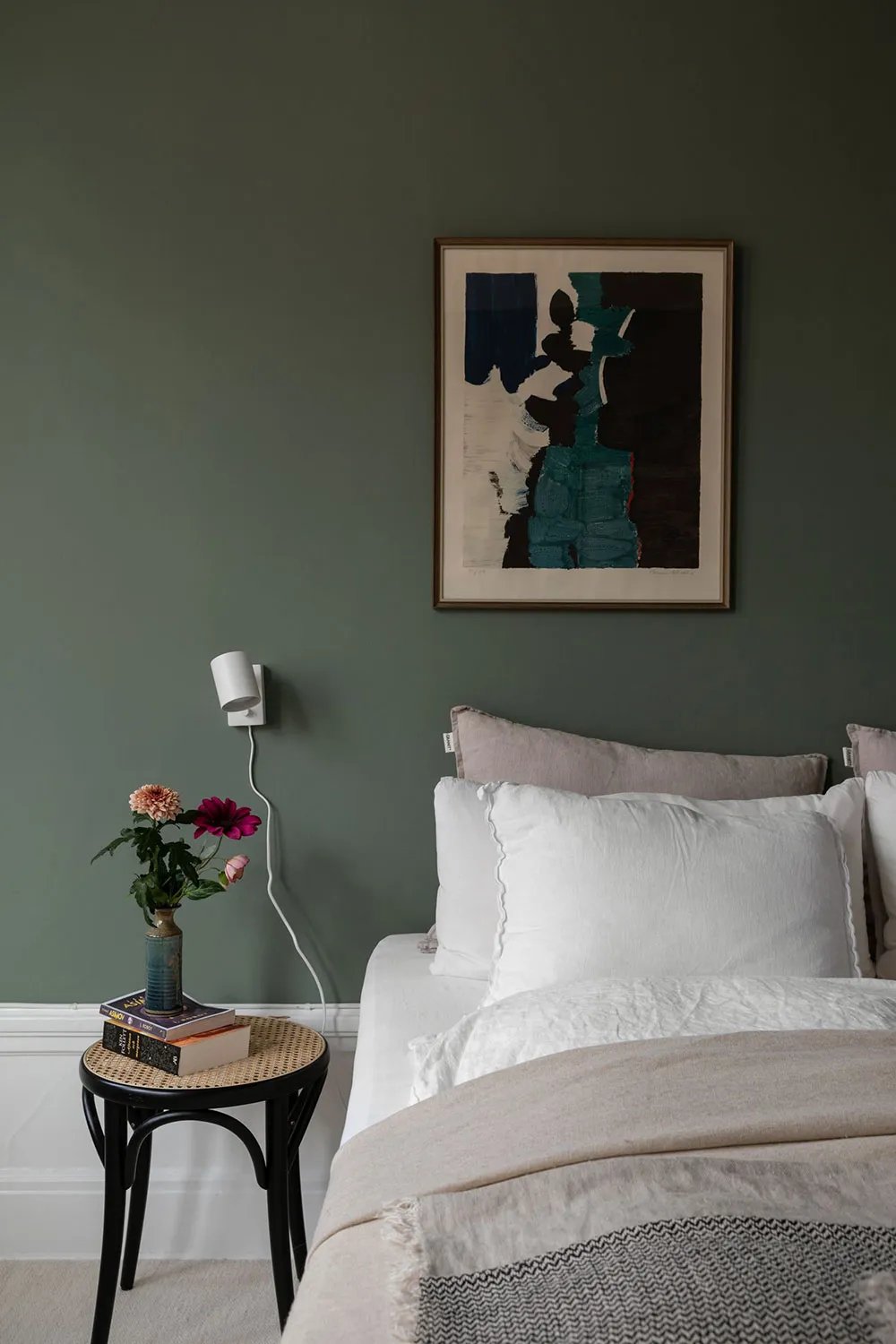 Приємний скандинавський інтер'єр у білих та зелених відтінках (57 кв. м) - Gallery image 17