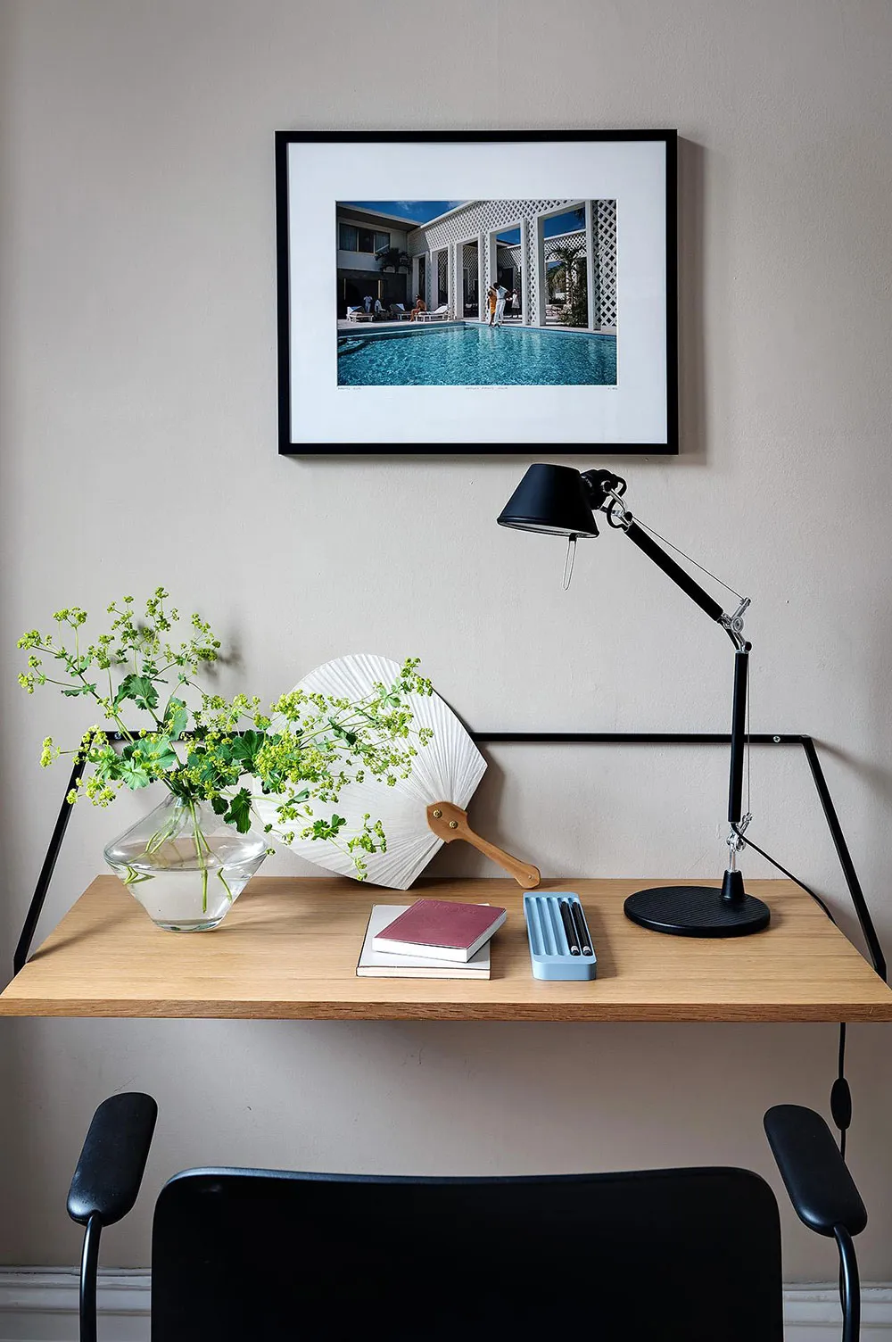 Różowa salon z niebieskim sofą: uroczy skandynawski mieszkanie w centenowym domu (105 m²) - Gallery image 9