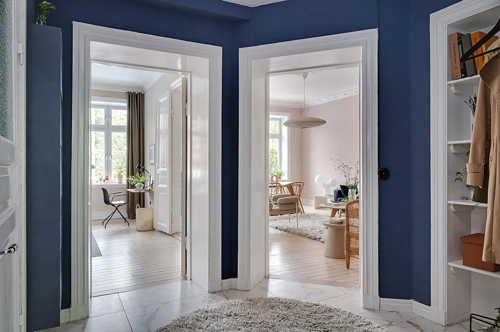 Różowa salon z niebieskim sofą: uroczy skandynawski mieszkanie w centenowym domu (105 m²) - Gallery image 22