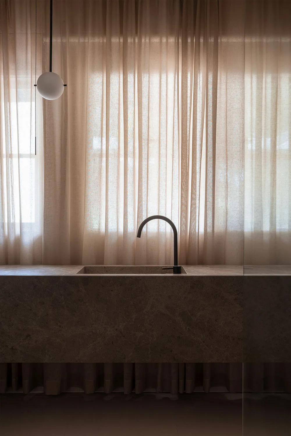 Teintes douces et lignes esthétiques : maison de détente moderne à Melbourne - Gallery image 11