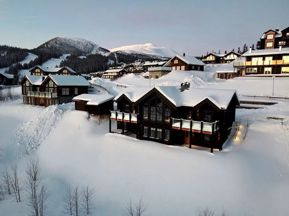 Chalet scandinave dans des tons sombres - Gallery image 2