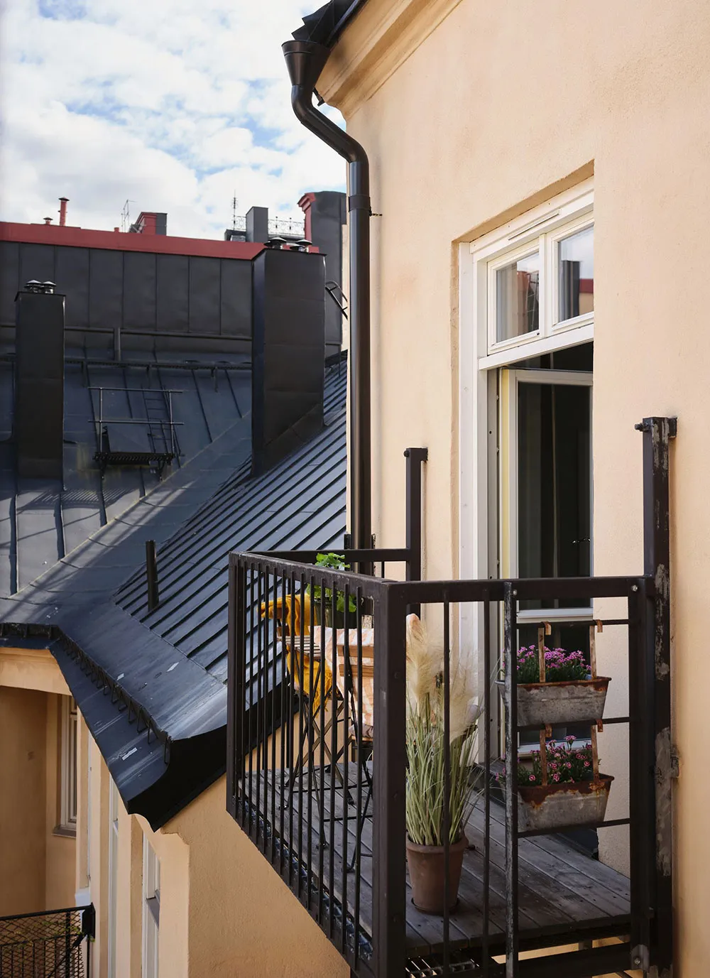 Необычная планировка і мансарда з терасою: приємна скандинавська квартира з інтригою - Gallery image 10