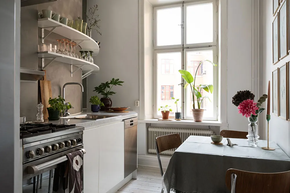 Приємний скандинавський інтер'єр у білих та зелених відтінках (57 кв. м) - Gallery image 22