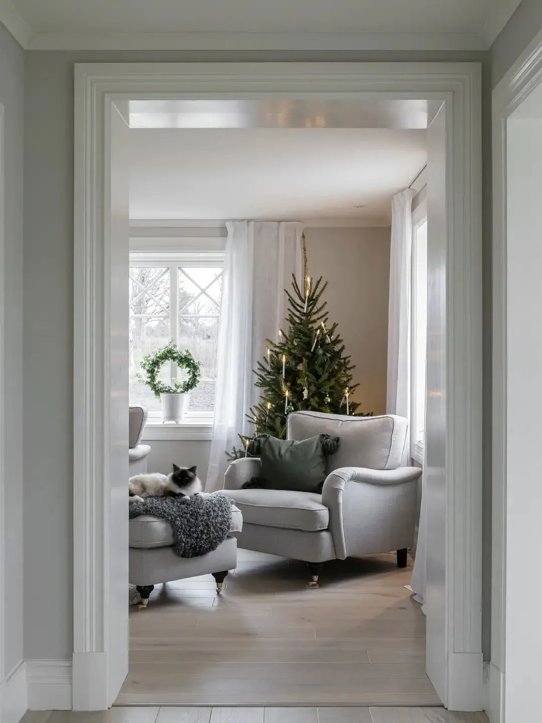 Maison suédoise blanche décorée pour les fêtes de fin d'année - Gallery image 9