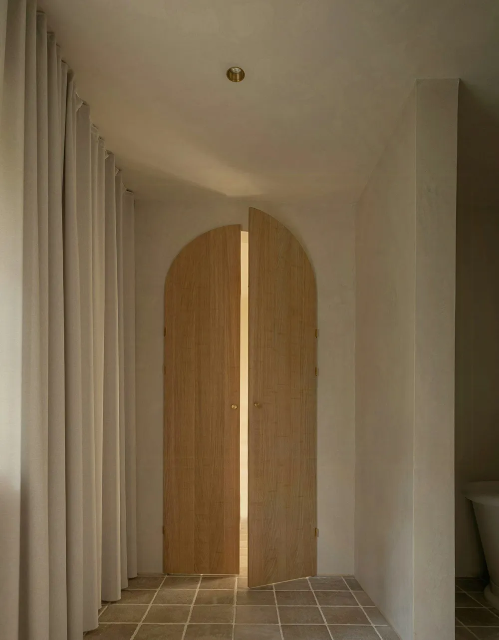 Мягкий минимализм в дизайне старинной виллы на побережье в Дании - Gallery image 17