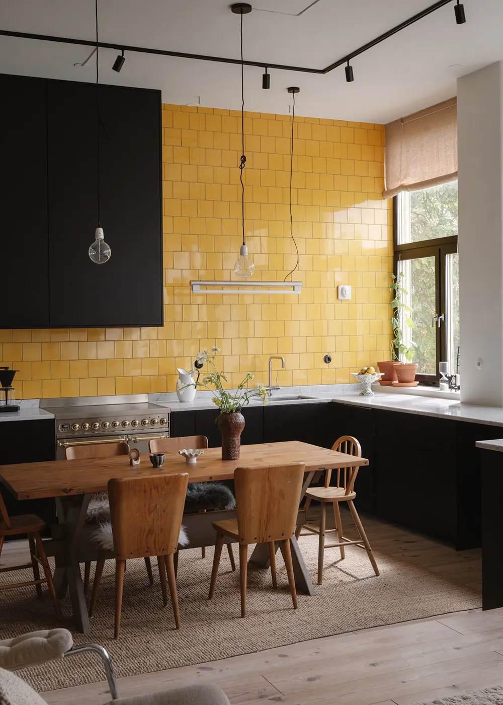 Żółta płytka i otwarty przestrzeń: mieszkanie w byłej szkole w Sztokholmie - Gallery image 3