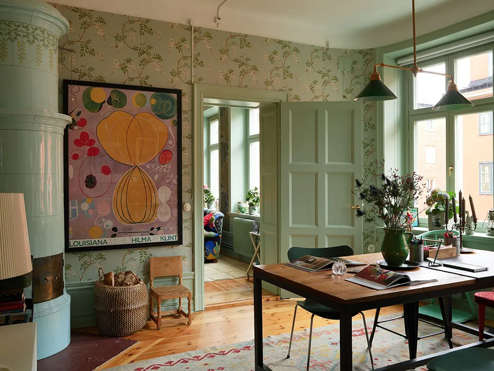 Незвичайні фарби та квіткові мотиви: радісний інтер’єр у Стокгольмі - Gallery image 19