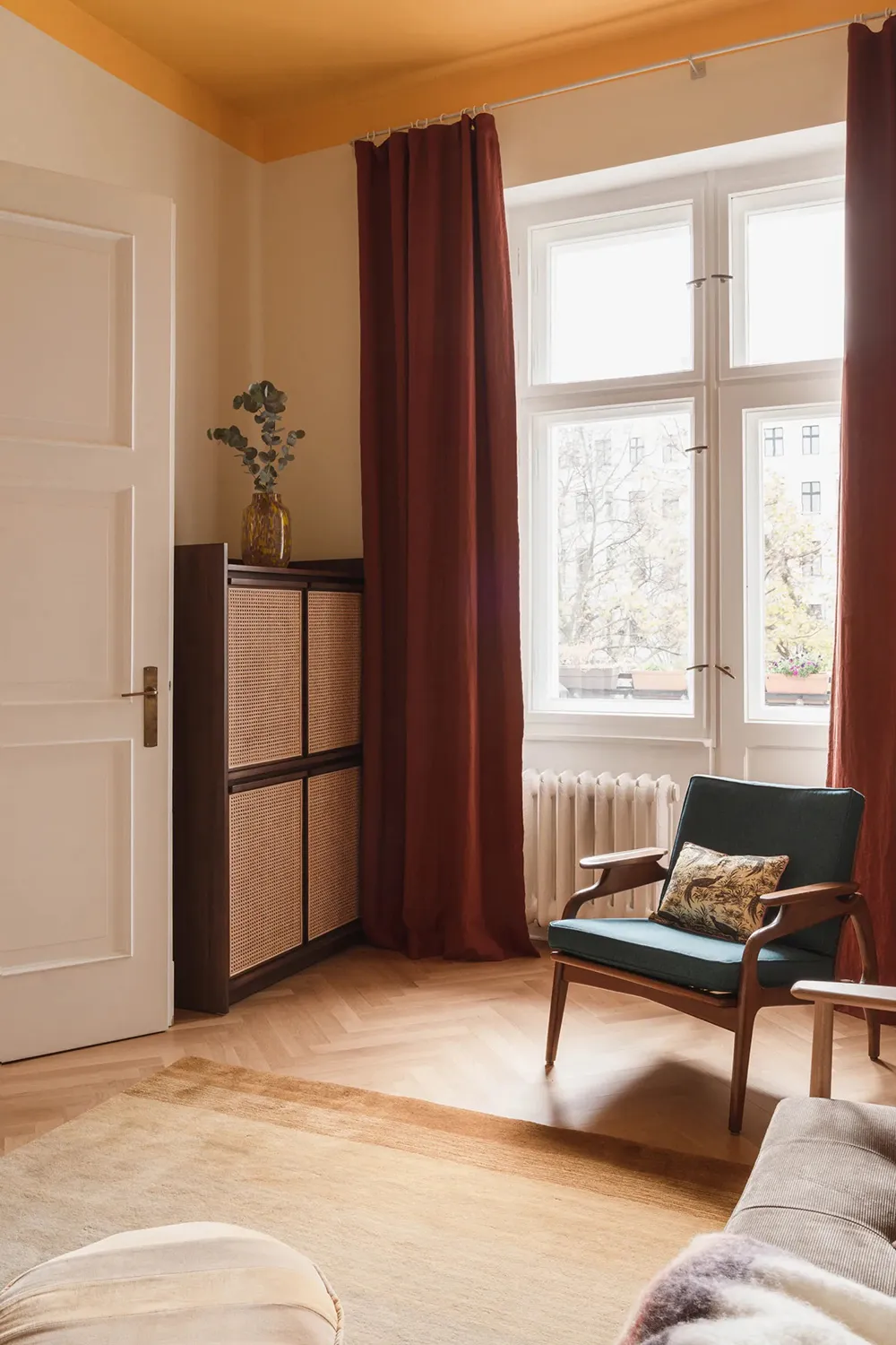 Intérieur chaleureux dans un ancien bâtiment à Berlin pour une famille américaine - Gallery image 11