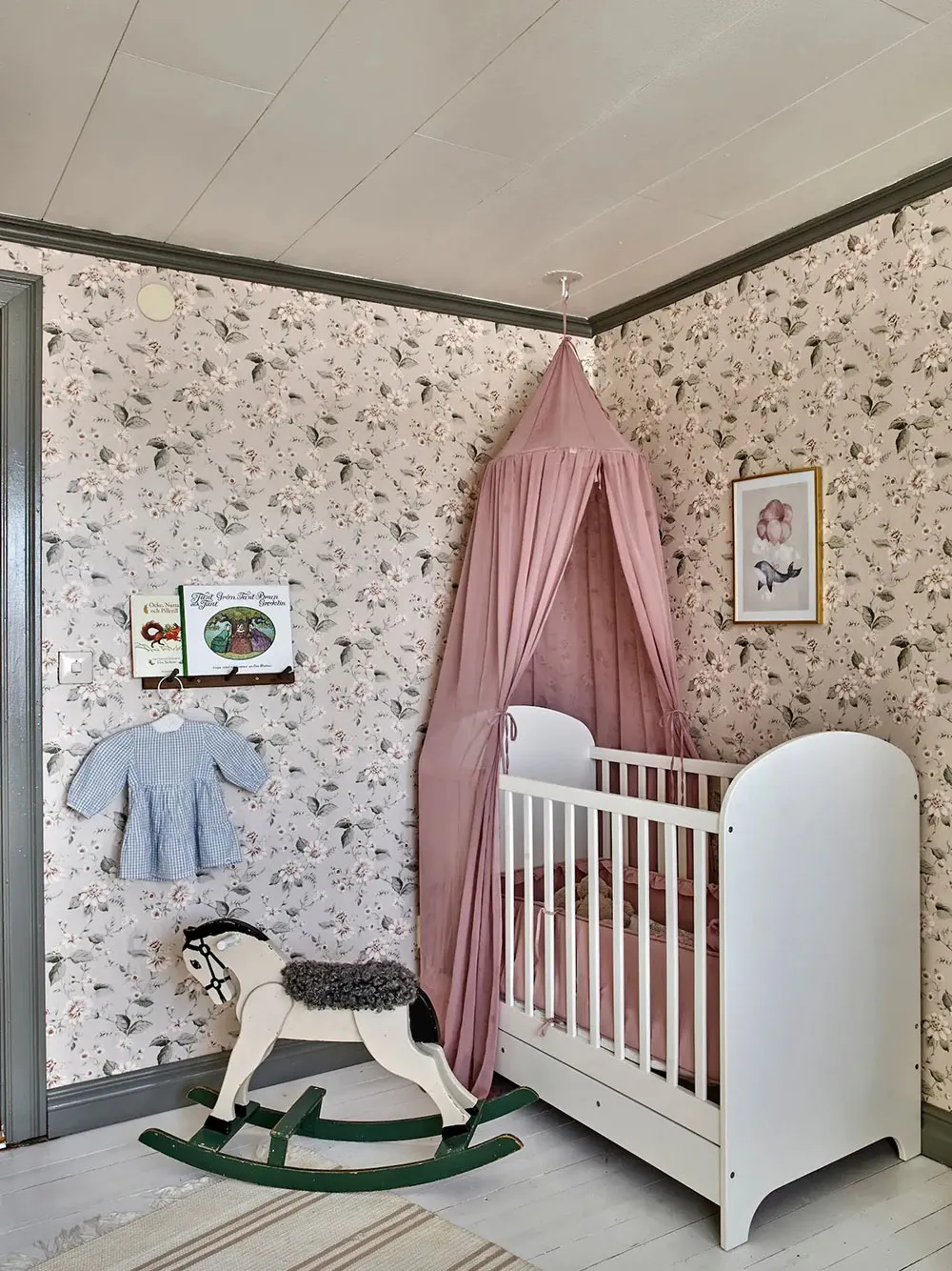 Стіни з обоями та знахідки з блошиних ринків: дача в Швеції - Gallery image 12