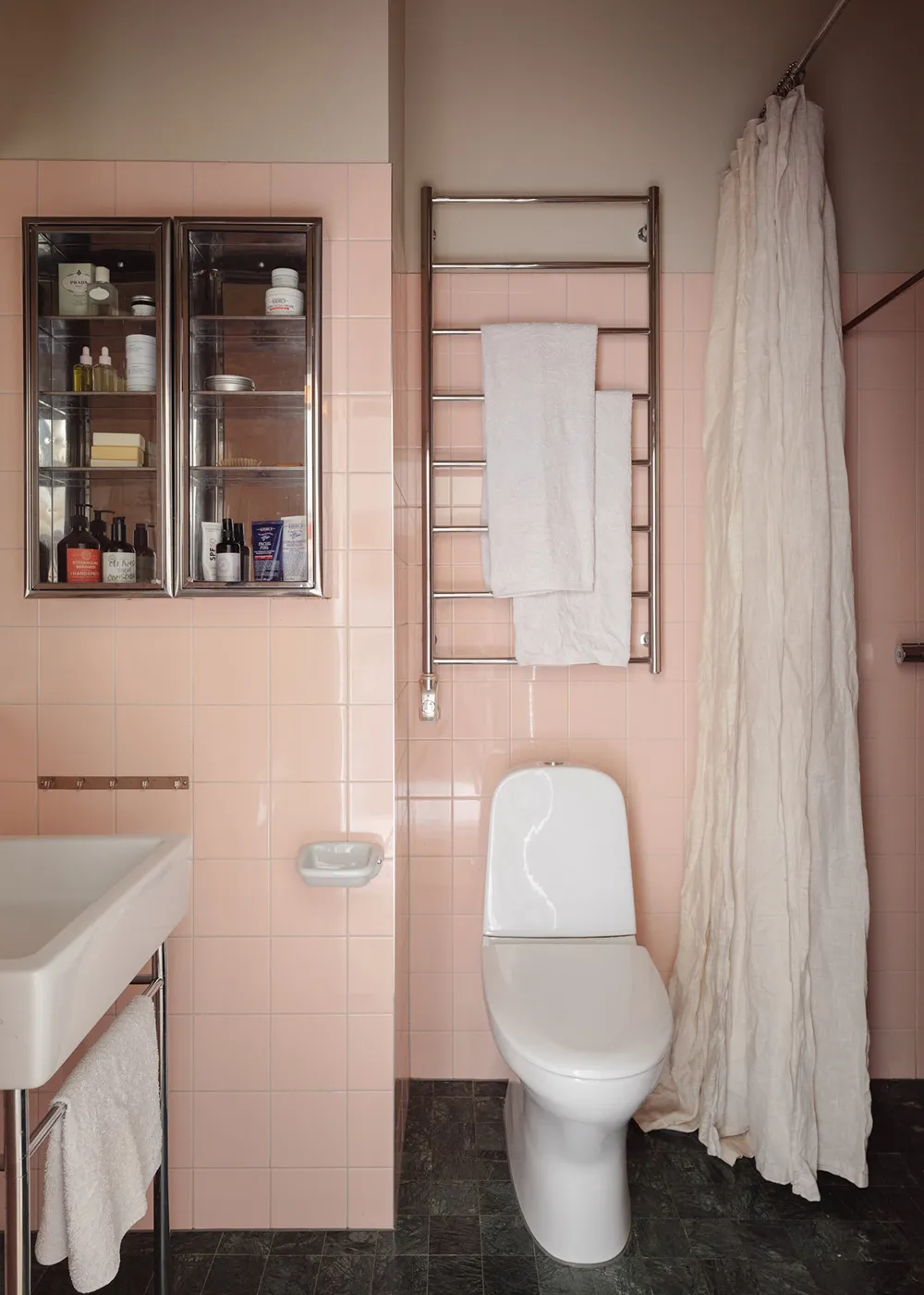 Żółta płytka i otwarty przestrzeń: mieszkanie w byłej szkole w Sztokholmie - Gallery image 25