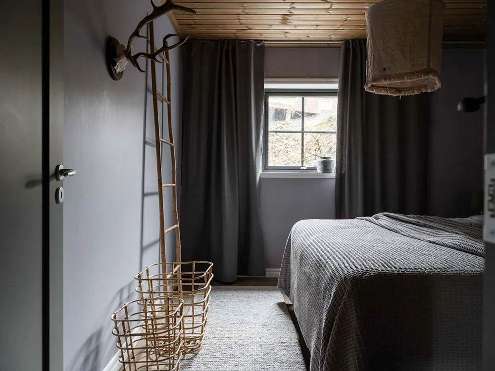 Chalet scandinave dans des tons sombres - Gallery image 17