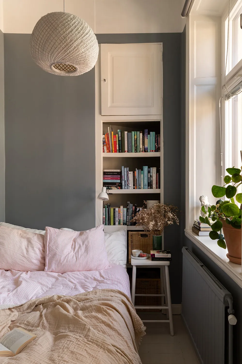 Белый интерьер с синими акцентами: маленькая двушка в Швеции (31 кв. м) - Gallery image 8